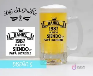 Plantilla editable para sublimar jarra con diseño de corona, cinta y texto personalizable 'DANIEL 1987 10 AÑOS SIENDO un PAPÁ INCREÍBLE'. Mockup de chopero.