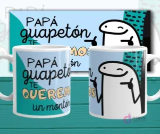Mockup de dos tazas blancas con plantilla Flork 'PAPÁ guapetón TE QUEREMOS un montón', con Flork guiñando el ojo, sobre fondo abstracto azul.