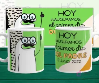 Mockup de dos tazas blancas con plantilla Flork 'HOY inauguramos el primer día DEL PADRE', con Flork con bigote y gafas redondas señalando, sobre fondo verde y blanco.