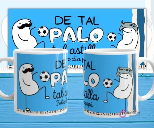 Mockup de dos tazas blancas con plantilla Flork 'DE TAL PALO tal astilla', con dos Florks jugando fútbol, uno con bigote y otro con pelo, sobre fondo azul claro.