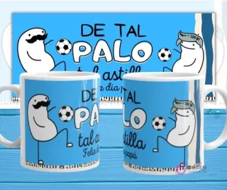 Mockup de dos tazas blancas con plantilla Flork 'DE TAL PALO tal astilla', con dos Florks jugando fútbol, uno con bigote y otro con pelo, sobre fondo azul claro.