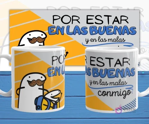 Mockup de dos tazas blancas con plantilla Flork 'POR ESTAR EN LAS BUENAS y en las malas conmigo', con Flork con bigote y Flork bebé con mochila, sobre fondo azul y amarillo.