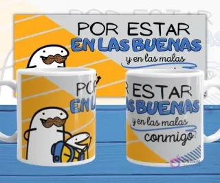 Mockup de dos tazas blancas con plantilla Flork 'POR ESTAR EN LAS BUENAS y en las malas conmigo', con Flork con bigote y Flork bebé con mochila, sobre fondo azul y amarillo.