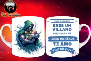 Taza de sublimación con Dr. Doom de Marvel con fondo acuático sosteniendo a un bebé, y mensaje 'Eres mi Héroe Papá'