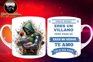 Taza de sublimación con Dr. Doom de Marvel en traje verde oscuro sosteniendo a un bebé, y mensaje 'Eres mi Héroe Papá'