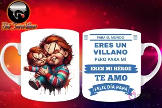 Taza de sublimación con Chucky con su característica ropa de rayas sosteniendo a un bebé, y mensaje 'Eres mi Héroe Papá'