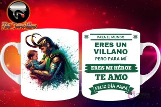 Taza de sublimación con Loki dios de las travesuras sosteniendo a un bebé, con fondo de salpicaduras azules, y mensaje 'Eres mi Héroe Papá'