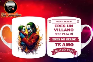 Taza de sublimación con el Joker (clásico) de DC Comics sosteniendo a un bebé, con traje rojo, y mensaje 'Eres mi Héroe Papá'