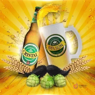 Botella Cerveza Cristal y shopero de sublimación personalizado con nombre Nelson para el Día del Padre, rodeado de cebada y lúpulo sobre fondo amarillo brillante