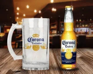 Maqueta de shopero de cristal sublimado con diseño 'Corona Exclusiva para el Rey de la Casa' junto a una botella de Cerveza Corona Extra