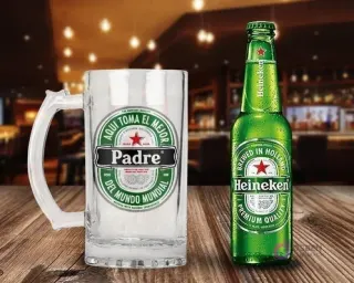 Maqueta de shopero de cristal sublimado con diseño 'Aquí Toma El Mejor Padre del Mundo Mundial' (estilo Heineken) junto a una botella de Cerveza Heineken