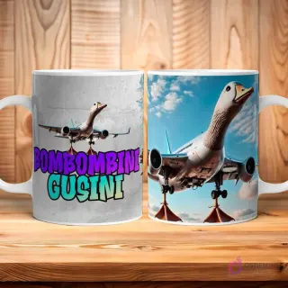 Taza con plantilla sublimada de un ganso con cuerpo de avión sobre fondo de cielo azul y texto 'BOMBOMBINI GUSINI', en un ambiente de madera.