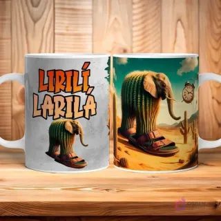 Taza con plantilla de sublimación de un cactus con forma de elefante y sandalias, en un desierto, con el texto 'LIRILÍ LARILÁ' sobre fondo de madera.
