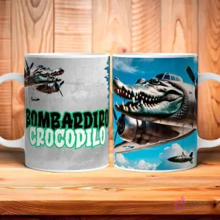 Taza con plantilla de sublimación de un cocodrilo con cuerpo de avión militar y el texto 'BOMBARDIRO CROCODILO' sobre fondo de madera.