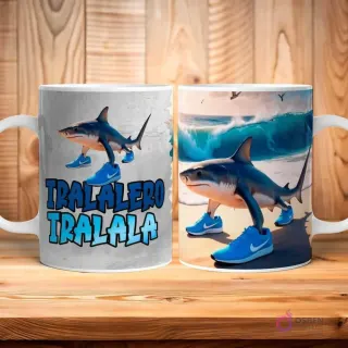 Taza con plantilla de sublimación de un tiburón con zapatillas deportivas azules, en una playa con olas, y el texto 'TRALALERO TRALALA' sobre fondo de madera.