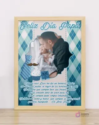 Cuadro personalizable Día del Padre en marco de madera claro, diseño con patrón de rombos azules, silueta de padre besando a bebé, y elementos decorativos como corbata, bigote y pastelito, con texto 'Feliz Día Papá' y un poema emotivo.