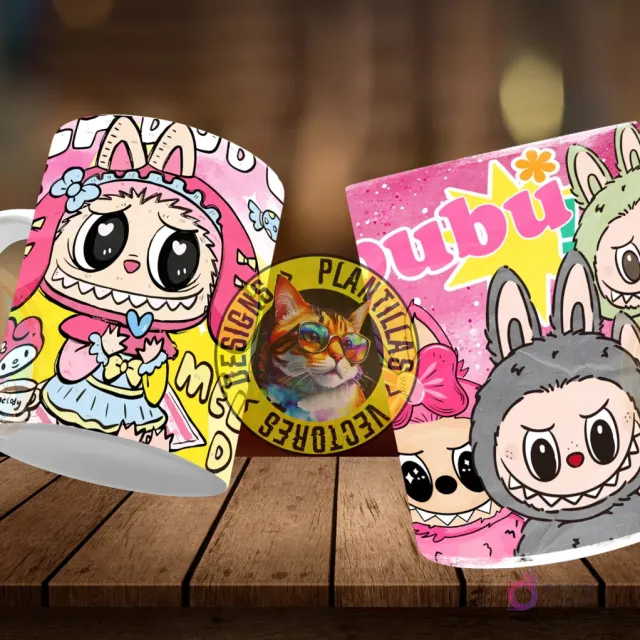 Dos tazas Labubu flotantes. Taza izquierda con Labubu con orejas de conejo rosadas y texto 'Hello My Labubu'. Taza derecha con tres personajes estilo Labubu, uno gris, uno rosa, y texto 'Bububu'. Fondo de madera.