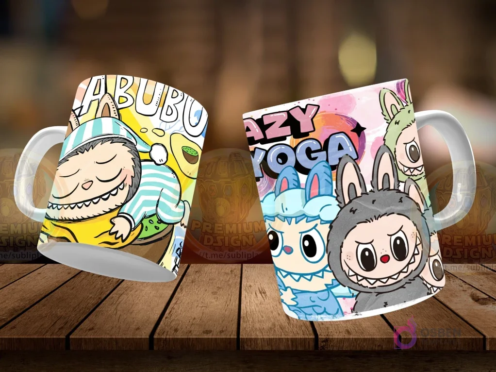 Dos tazas Labubu flotantes. Taza izquierda con Labubu en pijama azul y blanco, durmiendo en una almohada, con texto 'Labubu'. Taza derecha con tres personajes estilo Labubu, uno gris, uno azul, y uno verde, con texto 'Lazy Yoga'. Fondo de madera.