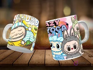 Dos tazas Labubu flotantes. Taza izquierda con Labubu en pijama azul y blanco, durmiendo en una almohada, con texto 'Labubu'. Taza derecha con tres personajes estilo Labubu, uno gris, uno azul, y uno verde, con texto 'Lazy Yoga'. Fondo de madera.