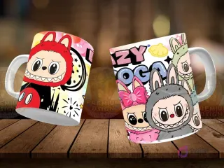 Dos tazas Labubu flotantes. Taza izquierda con Labubu disfrazado con gorro rojo y orejas estilo Mickey Mouse. Taza derecha con tres personajes estilo Labubu, uno gris, uno rosa con moño, y uno verde, con texto 'Lazy Yoga'. Fondo de madera.