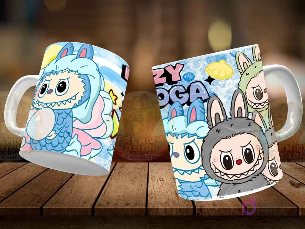 Dos tazas Labubu flotantes. Taza izquierda con Labubu en traje de sirena azul y rosa, sosteniendo una burbuja. Taza derecha con tres personajes estilo Labubu, uno gris, uno azul, y uno verde, con texto 'Lazy Yoga'. Fondo de madera.