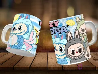 Dos tazas Labubu flotantes. Taza izquierda con Labubu en traje de sirena azul y rosa, sosteniendo una burbuja. Taza derecha con tres personajes estilo Labubu, uno gris, uno azul, y uno verde, con texto 'Lazy Yoga'. Fondo de madera.