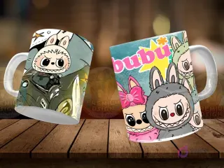 Dos tazas Labubu flotantes. Taza izquierda con Labubu en un atuendo de motociclista o piloto, dentro de un vehículo. Taza derecha con tres personajes estilo Labubu, uno gris, uno rosa con moño, y uno verde, con texto 'Bububu'. Fondo de madera.