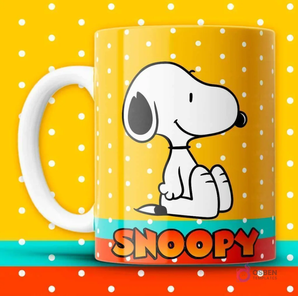 Taza sublimada amarilla con puntos blancos y Snoopy sentado sonriente, acompañada del logo "SNOOPY".