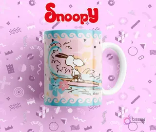 Taza sublimada rosa claro con Snoopy surfista en tabla de surf, rodeado de olas y flores tropicales.