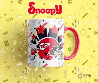 Taza sublimada blanca con Snoopy vestido de jugador de fútbol americano y un casco de los Kansas City Chiefs.