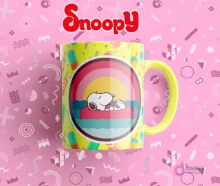Taza sublimada amarilla con Snoopy flotando en un salvavidas en un círculo estilo atardecer veraniego.