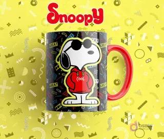 Taza sublimada negra con Snoopy usando gafas de sol y sudadera roja "COOL" con fondo de patrones geométricos.