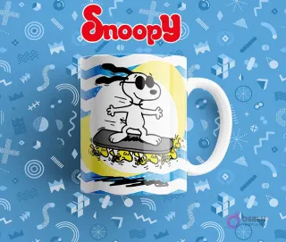 Taza sublimada blanca con Snoopy patinador con gafas de sol sobre una tabla, diseño dinámico con fondo azul ondulado.