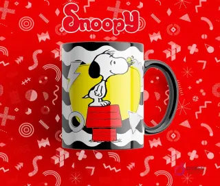 Taza sublimada negra con Snoopy parado sobre su caseta roja, interactuando con un pajarito amarillo.