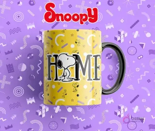 Taza sublimada amarilla con Snoopy junto a la palabra "HOME", con pequeños Snoopys en el fondo.