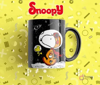 Taza sublimada negra con Snoopy astronauta y Woodstock en la luna, rodeados de estrellas y cohetes.