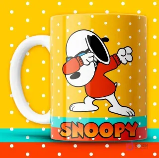 Taza sublimada amarilla con puntos blancos y Snoopy con gafas de sol, bailando o haciendo un dab, con logo "SNOOPY".