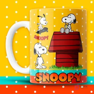 Taza sublimada amarilla con puntos blancos, mostrando tres versiones de Snoopy: patinando, relajado en su caseta y de pie.