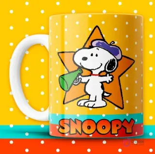 Taza sublimada amarilla con puntos blancos, Snoopy artista con boina y megáfono frente a una estrella naranja.