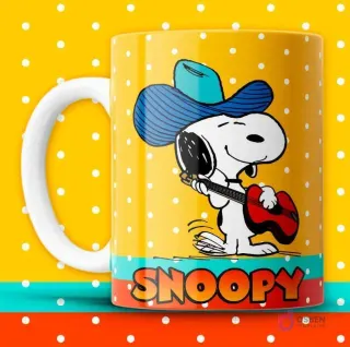 Taza sublimada amarilla con puntos blancos, Snoopy vaquero con sombrero azul y guitarra roja.