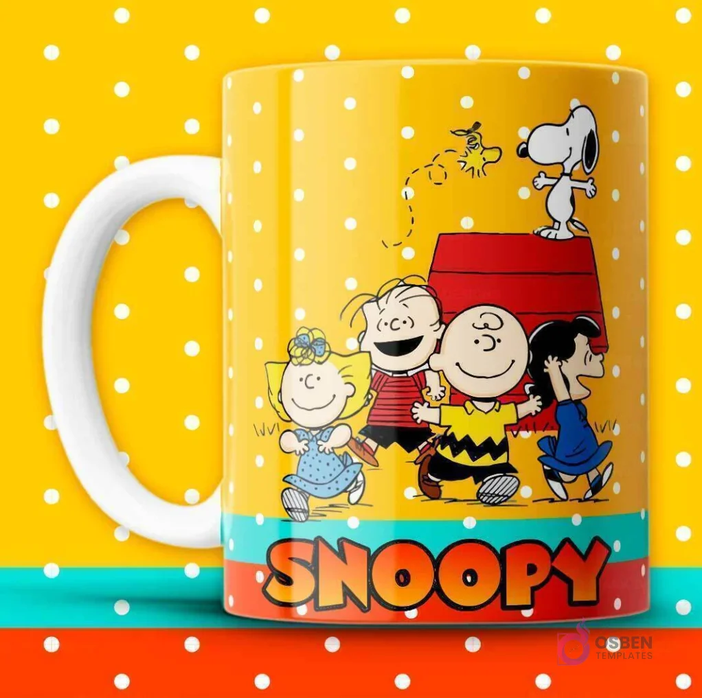 Taza sublimada amarilla con puntos blancos, Snoopy y la pandilla de Peanuts (Charlie Brown, Lucy, Linus, Sally, Peppermint Patty) corriendo.