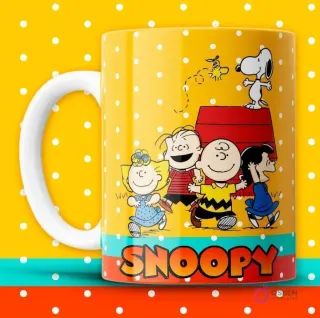Taza sublimada amarilla con puntos blancos, Snoopy y la pandilla de Peanuts (Charlie Brown, Lucy, Linus, Sally, Peppermint Patty) corriendo.