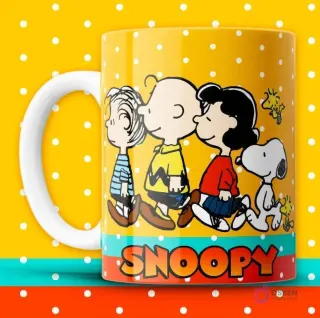 Taza sublimada amarilla con puntos blancos, Charlie Brown, Lucy, Linus, Snoopy y Woodstock caminando juntos.