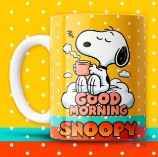 Taza sublimada amarilla con puntos blancos, Snoopy en una nube con café y la frase "GOOD MORNING".