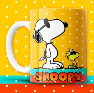 Taza sublimada amarilla con puntos blancos, Snoopy y Woodstock con gafas de sol, posando con estilo.