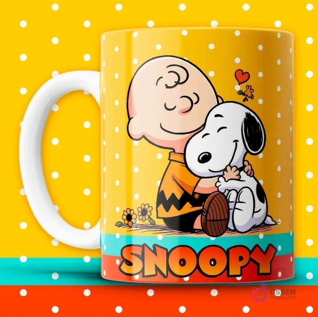 Taza sublimada amarilla con puntos blancos, Charlie Brown abrazando con cariño a Snoopy, mostrando su amistad.