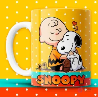 Taza sublimada amarilla con puntos blancos, Charlie Brown abrazando con cariño a Snoopy, mostrando su amistad.