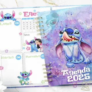 Agenda Stitch 2025-2026 kit imprimible en espiral, vista frontal. Stitch grande en portada y página semanal de Enero con ilustraciones del personaje.