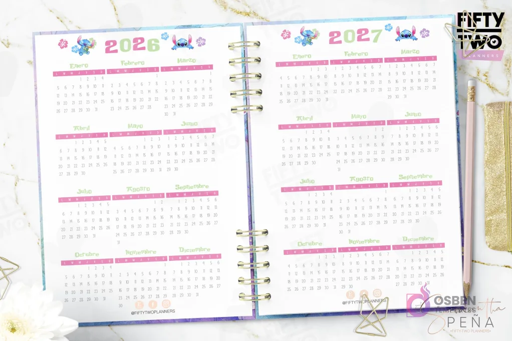 Vista completa del kit imprimible Agenda Stitch 2026-2027 con calendarios anuales de 2026 y 2027. Diseño colorido con personajes de Stitch y flores.