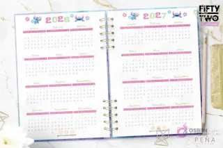 Vista completa del kit imprimible Agenda Stitch 2026-2027 con calendarios anuales de 2026 y 2027. Diseño colorido con personajes de Stitch y flores.